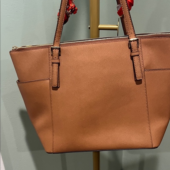 Michael Kors Tan Leather Tote Bag with Structured Design NWOT - Picture 10 of 15